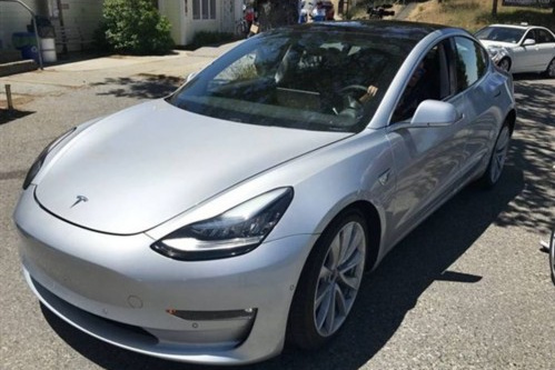 特斯拉Model 3入門版車型的實車再次曝光